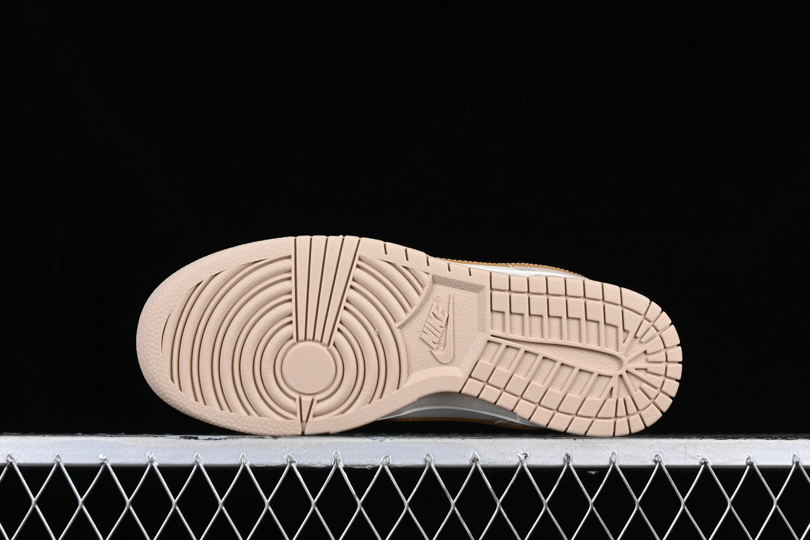 All categories Nk SB Dunk series Nk SB Dunk Low low-top sneakers F version Nk Dunk Low beige gold hook SB low-top sports and leisure sneakers DX5930-001